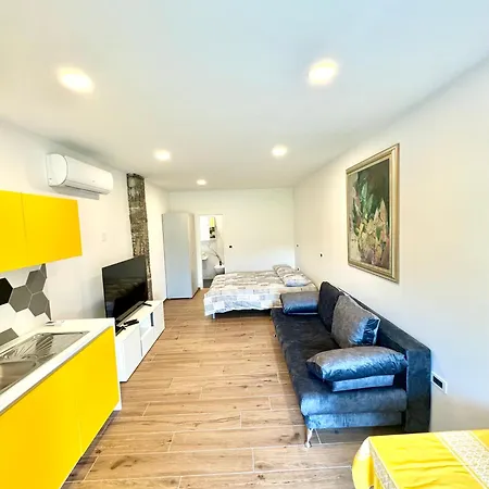 Apilandia Nanos Випава